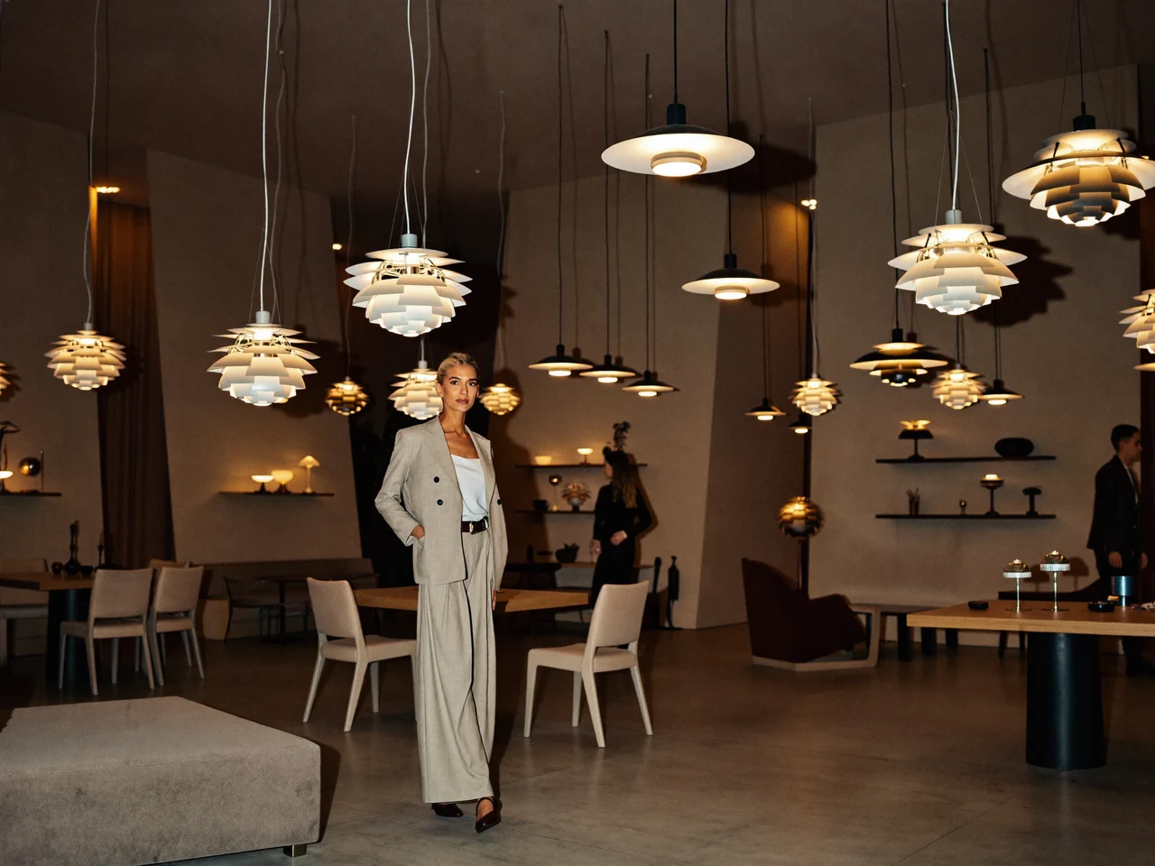 Showroom luminos cu pendule suspendate la înălțimi diferite, ilustrație generată